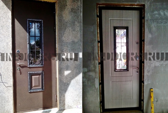 Входная металлическая дверь со стеклом и ковкой в загородный дом