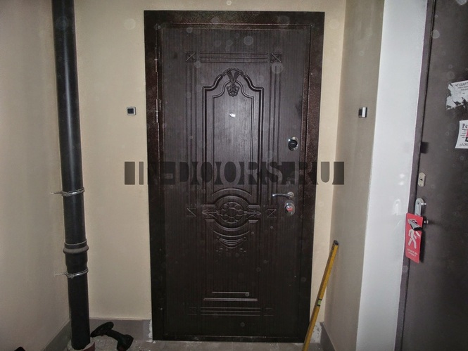 Входная металлическая дверь с внешней отделкой МДФ толщиной 10 мм. Крепежный уголок и наличники окра